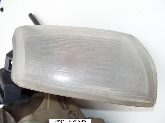 Dezmembrez/arunc la presa 205 CJ - semnalizator stinga - Bazar 205